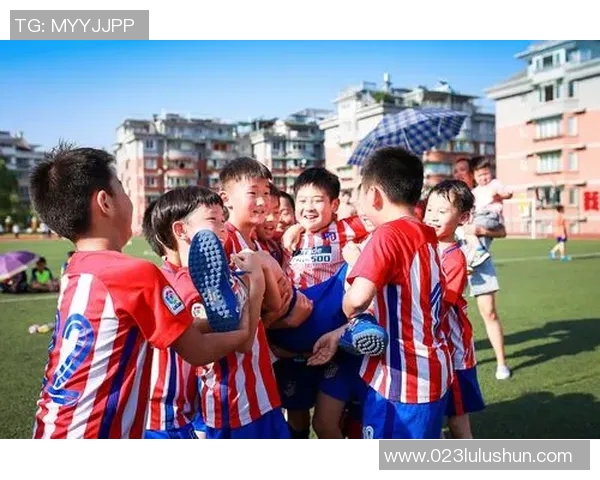 塔什干锦与波斯波利斯的激烈对决展现足球魅力与团队精神 塔什干锦与波斯波利斯的激烈对决展现足球魅力与团队精神