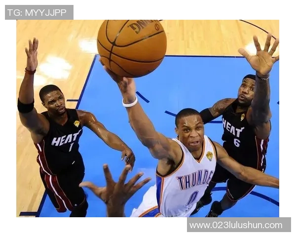 2012年NBA总决赛第三场雷霆对决热火的精彩瞬间与战术分析