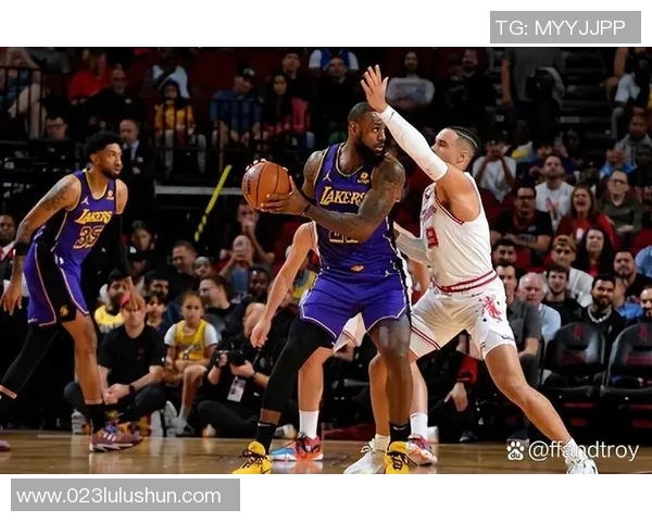 湖人队与热火队激战正酣球迷期待精彩对决与绝妙表现